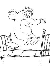Medvěd skáče na posteli